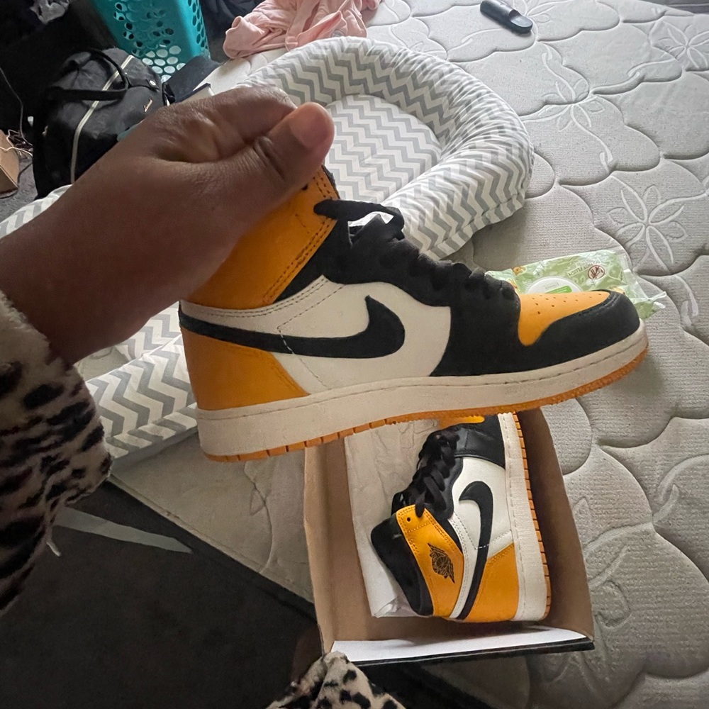Brand new Jordan 1’s big boys 6.5 can fit women’s 8-8.5